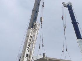 Tandem crane lift